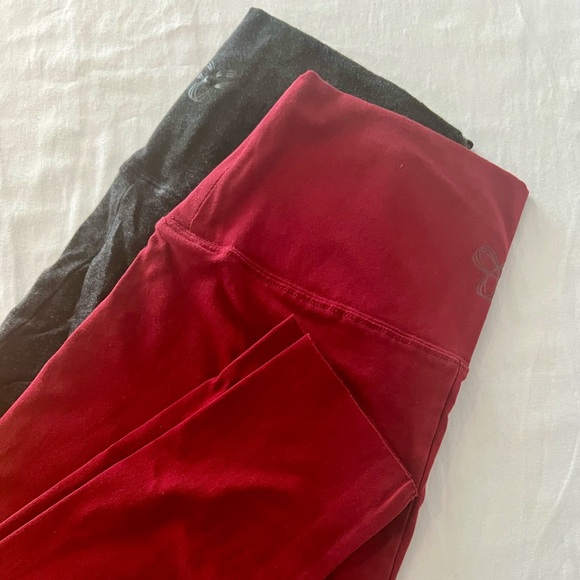 ARITZIA TNA: 
SALE bundle of 2 high-rise leggings
As shown - Picture 4 of 6